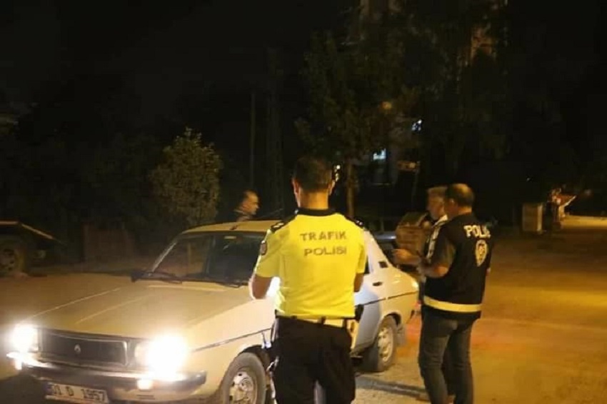 Kozan ilçe emniyet müdürlüğü ekiplerince İlçenin 9 ayrı noktasında yapılan uygulamada; İlçe genelinde 67 işyeri – Park Bahçe ve otogarda 1132 şahsın GBT’si sorgulandı. Toplamda sorgulanan 245 araçtan 16 tanesine çeşitli maddelerden 39 Bin 576 lira cezai işlem uygulanırken 7 araç trafikten men edildi. Yapılan aramalarda 4.51 gr esrar maddesi yakalandı, 4 işyerine işlem yapıldı.