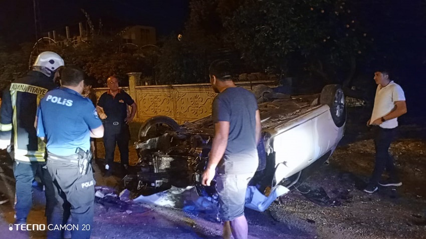 Kozan'da Park Halindeki Otomobile Çarpan Araçtaki İki Kişi Yaralandı