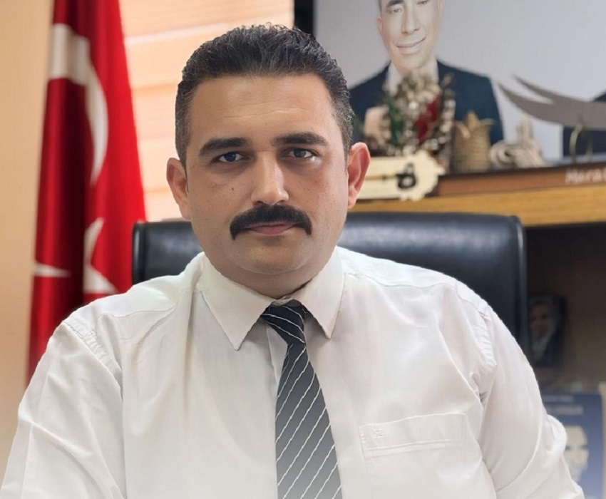 Murat Mercan'dan Sağduyulu ve Bilinçli Hareket Etme Çağrısı Ülkü Ocakları Kozan İlçe Başkanı Murat Mercan'dan sağduyu mesajı. Mercan sözlerine: Değerli Kozan Halkı Devletimizin birlik ve beraberliği, milletimizin refahı ve geleceği için hayati önem taşımaktadır. Yaşanan olaylar, bağımsızlığımızı ve bütünlüğümüzü korumanın ne kadar kritik olduğunu bir kez daha göstermiştir. Bu dönemde sağduyu ve ortak akıl ile hareket etmek hayati önemdedir. Türk devleti güçlüdür ve saygısızlıkları unutmaz. Devletimizin yanındayız ve her zaman emrindeyiz. Sağduyulu olup devletimizin açıklamalarını beklemeliyiz. Geçmişten aldığımız derslerle ve geleceğe olan inancımızla, dayanışma içinde olmalıyız. Provokasyonlara karşı dikkatli olmalı, huzurumuzu ve güvenliğimizi tehdit eden unsurlara karşı birlikte hareket etmeliyiz. Birlik ve beraberliğimizi koruyarak, güçlü ve bağımsız bir Türkiye için hep birlikte çalışmalıyız. Tüm milletimize, öfkesini anlayarak, sağduyulu ve bilinçli hareket etmeleri çağrısında bulunuyorum.'' dedi.