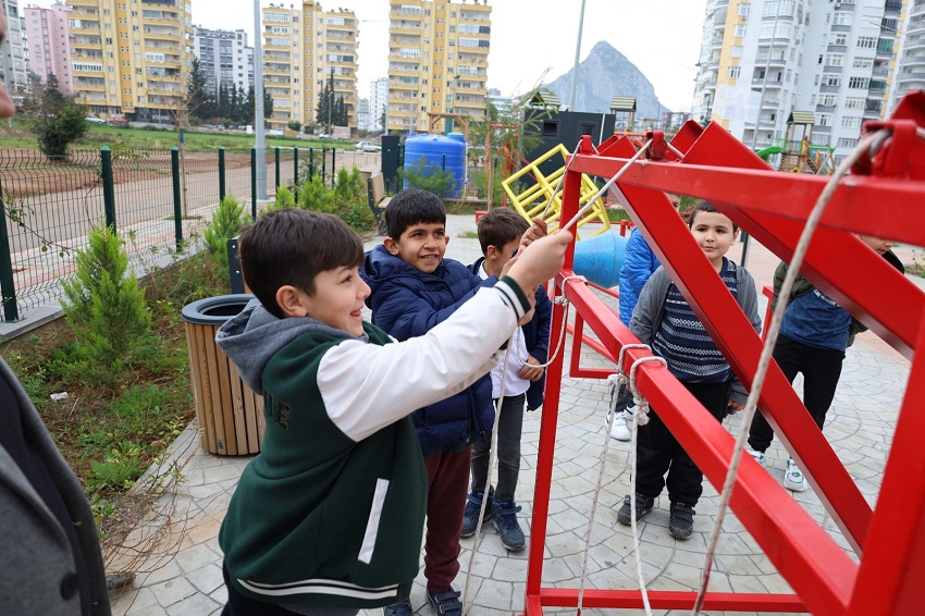 EĞLENEREK ÖĞRENİYORLAR