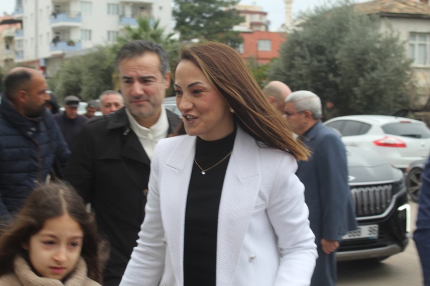 Kozan'ın İlk Kadın Belediye Başkan Adayı Halkla Buluştu