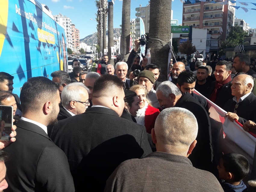 İyi Parti Kozan Belediye Başkan Adayı ve mevcut Belediye Başkanı Mimar Kazım Özgan, 31 Mart yerel seçimleri için hazırlıklarını sürdürüyor.

Kozan Belediye Başkanı Kazım Özgan, seçim çalışmalarına katkı sağlamak amacıyla seçim irtibat bürosunun açılışını gerçekleştirdi. Açılış törenine İyi Parti Adana Milletvekili ve Adana Büyükşehir Belediye Başkan Adayı Ayyüce Türkeş, il ve ilçe başkanları, parti üyeleri ve Kozanlılar yoğun ilgi gösterdi.
Kazım Özgan, törende yaptığı konuşmada geçmiş dönemde Kozan'a kazandırdığı önemli eserleri vurgulayarak, millet bahçesi, açık hava düğün salonu ve Muhsin Yazıcıoğlu Parkı gibi projelerle ilçeye değer kattığını ayrıca, köylerde kadınların ürettiği yerel ürünleri pazarlama projelerini hayata geçirmeyi planladığını dile getirdi.
Açılışta dikkat çeken açıklama ise HDP ile asla bir ittifakları olmayacağı yönündeydi. Ayrıca, Ankara'da Meral Akşener'den Kozan için büyük destek aldıklarını ifade eden Özgan, 31 Mart'ta Kozan'da zafer kazanacakları inancını vurguladı.
Adana Büyükşehir Belediye bAşkan Adayı Ayyüce Türkeş’de konuşmasında Adana'nın sorunlarına çözüm getirmek istediğini , tüm ilçelerde belediyeleri kazanmak için çalıştıklarını ve Kazım Özgan ile birlikte 31 Mart'ta Kozan'da zafer kazanacaklarına olan inançlarını söyledi.
Törenin ardından seçim irtibat bürosu resmi olarak hizmete girdi. Büro, Kozanlıların Kazım Özgan ile iletişim kurabilecekleri ve seçim çalışmaları hakkında bilgi alabilecekleri bir merkez olacak.