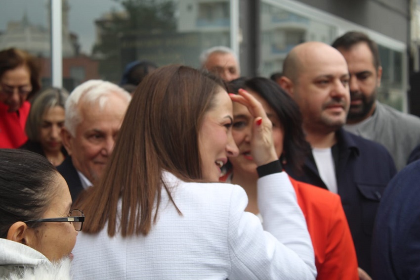 Kozan'ın İlk Kadın Belediye Başkan Adayı Halkla Buluştu