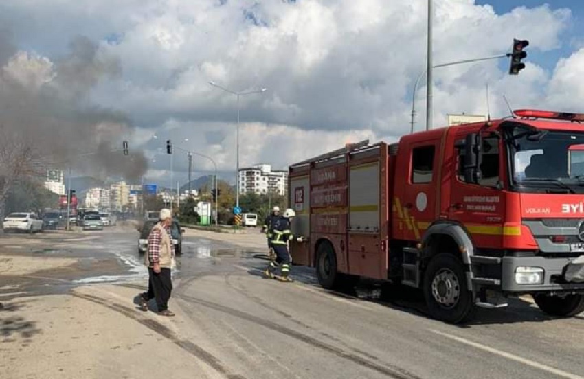 KOZAN'DA SEYİR HALİNDEKİ OTOMOBİL YANDI