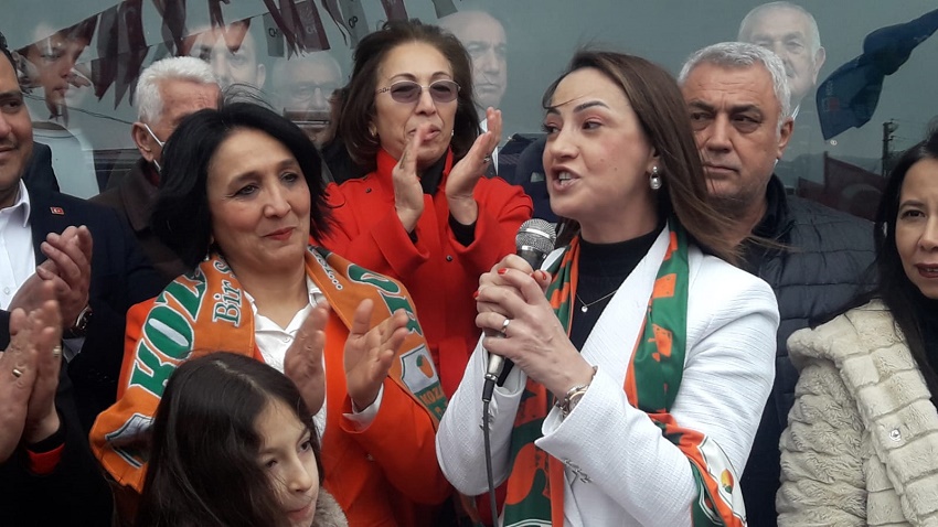 Kozan'ın İlk Kadın Belediye Başkan Adayı Halkla Buluştu