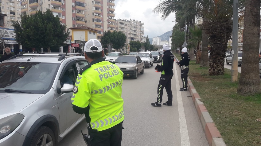 Sürücüler Emniyet Kemeri ve Kurallara Uyma Konusunda Bilgilendirildi