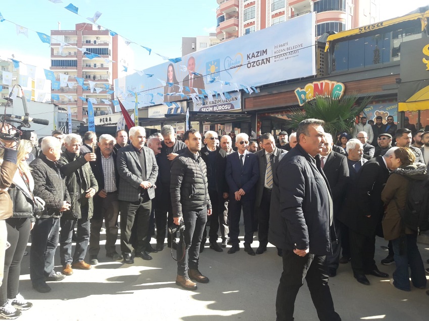 İyi Parti Kozan Belediye Başkan Adayı ve mevcut Belediye Başkanı Mimar Kazım Özgan, 31 Mart yerel seçimleri için hazırlıklarını sürdürüyor.

Kozan Belediye Başkanı Kazım Özgan, seçim çalışmalarına katkı sağlamak amacıyla seçim irtibat bürosunun açılışını gerçekleştirdi. Açılış törenine İyi Parti Adana Milletvekili ve Adana Büyükşehir Belediye Başkan Adayı Ayyüce Türkeş, il ve ilçe başkanları, parti üyeleri ve Kozanlılar yoğun ilgi gösterdi.
Kazım Özgan, törende yaptığı konuşmada geçmiş dönemde Kozan'a kazandırdığı önemli eserleri vurgulayarak, millet bahçesi, açık hava düğün salonu ve Muhsin Yazıcıoğlu Parkı gibi projelerle ilçeye değer kattığını ayrıca, köylerde kadınların ürettiği yerel ürünleri pazarlama projelerini hayata geçirmeyi planladığını dile getirdi.
Açılışta dikkat çeken açıklama ise HDP ile asla bir ittifakları olmayacağı yönündeydi. Ayrıca, Ankara'da Meral Akşener'den Kozan için büyük destek aldıklarını ifade eden Özgan, 31 Mart'ta Kozan'da zafer kazanacakları inancını vurguladı.
Adana Büyükşehir Belediye bAşkan Adayı Ayyüce Türkeş’de konuşmasında Adana'nın sorunlarına çözüm getirmek istediğini , tüm ilçelerde belediyeleri kazanmak için çalıştıklarını ve Kazım Özgan ile birlikte 31 Mart'ta Kozan'da zafer kazanacaklarına olan inançlarını söyledi.
Törenin ardından seçim irtibat bürosu resmi olarak hizmete girdi. Büro, Kozanlıların Kazım Özgan ile iletişim kurabilecekleri ve seçim çalışmaları hakkında bilgi alabilecekleri bir merkez olacak.