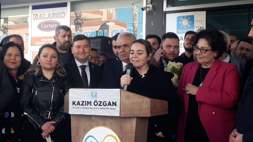 İyi Parti Kozan Belediye Başkan Adayı ve mevcut Belediye Başkanı Mimar Kazım Özgan, 31 Mart yerel seçimleri için hazırlıklarını sürdürüyor.

Kozan Belediye Başkanı Kazım Özgan, seçim çalışmalarına katkı sağlamak amacıyla seçim irtibat bürosunun açılışını gerçekleştirdi. Açılış törenine İyi Parti Adana Milletvekili ve Adana Büyükşehir Belediye Başkan Adayı Ayyüce Türkeş, il ve ilçe başkanları, parti üyeleri ve Kozanlılar yoğun ilgi gösterdi.
Kazım Özgan, törende yaptığı konuşmada geçmiş dönemde Kozan'a kazandırdığı önemli eserleri vurgulayarak, millet bahçesi, açık hava düğün salonu ve Muhsin Yazıcıoğlu Parkı gibi projelerle ilçeye değer kattığını ayrıca, köylerde kadınların ürettiği yerel ürünleri pazarlama projelerini hayata geçirmeyi planladığını dile getirdi.
Açılışta dikkat çeken açıklama ise HDP ile asla bir ittifakları olmayacağı yönündeydi. Ayrıca, Ankara'da Meral Akşener'den Kozan için büyük destek aldıklarını ifade eden Özgan, 31 Mart'ta Kozan'da zafer kazanacakları inancını vurguladı.
Adana Büyükşehir Belediye bAşkan Adayı Ayyüce Türkeş’de konuşmasında Adana'nın sorunlarına çözüm getirmek istediğini , tüm ilçelerde belediyeleri kazanmak için çalıştıklarını ve Kazım Özgan ile birlikte 31 Mart'ta Kozan'da zafer kazanacaklarına olan inançlarını söyledi.
Törenin ardından seçim irtibat bürosu resmi olarak hizmete girdi. Büro, Kozanlıların Kazım Özgan ile iletişim kurabilecekleri ve seçim çalışmaları hakkında bilgi alabilecekleri bir merkez olacak.