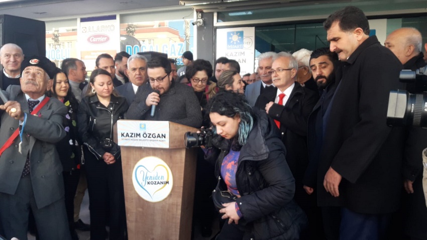 İyi Parti Kozan Belediye Başkan Adayı ve mevcut Belediye Başkanı Mimar Kazım Özgan, 31 Mart yerel seçimleri için hazırlıklarını sürdürüyor.

Kozan Belediye Başkanı Kazım Özgan, seçim çalışmalarına katkı sağlamak amacıyla seçim irtibat bürosunun açılışını gerçekleştirdi. Açılış törenine İyi Parti Adana Milletvekili ve Adana Büyükşehir Belediye Başkan Adayı Ayyüce Türkeş, il ve ilçe başkanları, parti üyeleri ve Kozanlılar yoğun ilgi gösterdi.
Kazım Özgan, törende yaptığı konuşmada geçmiş dönemde Kozan'a kazandırdığı önemli eserleri vurgulayarak, millet bahçesi, açık hava düğün salonu ve Muhsin Yazıcıoğlu Parkı gibi projelerle ilçeye değer kattığını ayrıca, köylerde kadınların ürettiği yerel ürünleri pazarlama projelerini hayata geçirmeyi planladığını dile getirdi.
Açılışta dikkat çeken açıklama ise HDP ile asla bir ittifakları olmayacağı yönündeydi. Ayrıca, Ankara'da Meral Akşener'den Kozan için büyük destek aldıklarını ifade eden Özgan, 31 Mart'ta Kozan'da zafer kazanacakları inancını vurguladı.
Adana Büyükşehir Belediye bAşkan Adayı Ayyüce Türkeş’de konuşmasında Adana'nın sorunlarına çözüm getirmek istediğini , tüm ilçelerde belediyeleri kazanmak için çalıştıklarını ve Kazım Özgan ile birlikte 31 Mart'ta Kozan'da zafer kazanacaklarına olan inançlarını söyledi.
Törenin ardından seçim irtibat bürosu resmi olarak hizmete girdi. Büro, Kozanlıların Kazım Özgan ile iletişim kurabilecekleri ve seçim çalışmaları hakkında bilgi alabilecekleri bir merkez olacak.