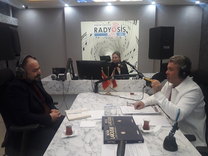 Yeniden Refah Partisi Belediye Başkan Adayı olarak sahaya çıkan, Harun Abdullah Baysal, Çukurova’nın sesi Radyo Sis’te... Moderatörlüğünü programcı DJ Selma’nın yaptığı ve Gazeteci Yalçın Kara’nın konuğu olan Baysal , Radyo Sis’te dinleyiciler ile buluştu. Baysal konuşmasında ,toplumun desteği ve inancıyla aday olduğunu ifade etti. Kozan’ı medeniyetler şehri seviyesine taşımayı hedeflediğini söyledi. Kozan’ın geçmişten bugüne yaşadığı değişimi gözlemlediğini ve bu değişimi durdurup, Kozan’ı ileri taşımayı amaçladığını belirtti. Baysal, şehrin üretim, eğitim ve birlik beraberlikte ön planda olduğu bir şehir olması için çaba harcayacağını ve Yeniden Refah Partisinin belediyecilik anlayışını Kozan’a taşıyacağını dile getirdi. Harun Abdullah Baysal ve Gazeteci Yalçın Kara Programı sonlandırırken tüm dinleyiciye teşekkür ettiler. Radyo Sis Olarak çıkmış olduğu bu yolda başarılar dileriz.