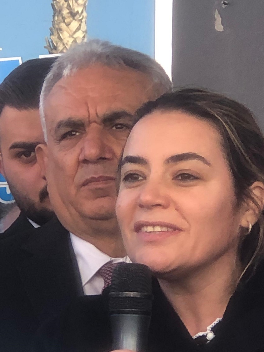 İyi Parti Kozan Belediye Başkan Adayı ve mevcut Belediye Başkanı Mimar Kazım Özgan, 31 Mart yerel seçimleri için hazırlıklarını sürdürüyor.

Kozan Belediye Başkanı Kazım Özgan, seçim çalışmalarına katkı sağlamak amacıyla seçim irtibat bürosunun açılışını gerçekleştirdi. Açılış törenine İyi Parti Adana Milletvekili ve Adana Büyükşehir Belediye Başkan Adayı Ayyüce Türkeş, il ve ilçe başkanları, parti üyeleri ve Kozanlılar yoğun ilgi gösterdi.
Kazım Özgan, törende yaptığı konuşmada geçmiş dönemde Kozan'a kazandırdığı önemli eserleri vurgulayarak, millet bahçesi, açık hava düğün salonu ve Muhsin Yazıcıoğlu Parkı gibi projelerle ilçeye değer kattığını ayrıca, köylerde kadınların ürettiği yerel ürünleri pazarlama projelerini hayata geçirmeyi planladığını dile getirdi.
Açılışta dikkat çeken açıklama ise HDP ile asla bir ittifakları olmayacağı yönündeydi. Ayrıca, Ankara'da Meral Akşener'den Kozan için büyük destek aldıklarını ifade eden Özgan, 31 Mart'ta Kozan'da zafer kazanacakları inancını vurguladı.
Adana Büyükşehir Belediye bAşkan Adayı Ayyüce Türkeş’de konuşmasında Adana'nın sorunlarına çözüm getirmek istediğini , tüm ilçelerde belediyeleri kazanmak için çalıştıklarını ve Kazım Özgan ile birlikte 31 Mart'ta Kozan'da zafer kazanacaklarına olan inançlarını söyledi.
Törenin ardından seçim irtibat bürosu resmi olarak hizmete girdi. Büro, Kozanlıların Kazım Özgan ile iletişim kurabilecekleri ve seçim çalışmaları hakkında bilgi alabilecekleri bir merkez olacak.