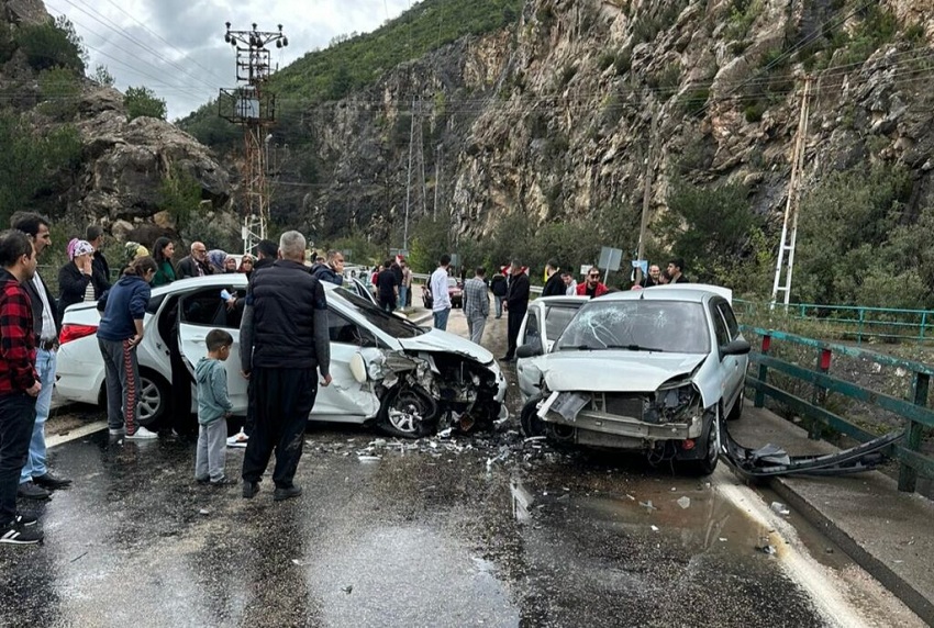 Kozan'da Bayram Günü Trafik Kazası 6 Yaralı