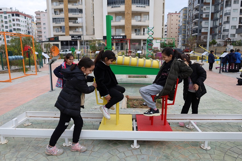 EĞLENEREK ÖĞRENİYORLAR