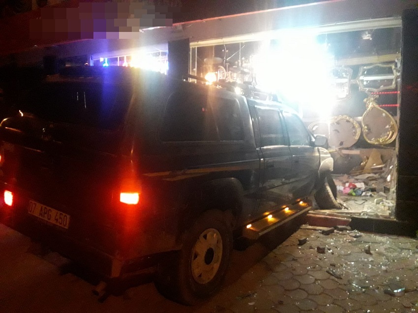 Adana’nın Kozan ilçesinde akşam saatlerinde meydana gelen trafik kazasında sürücüsünün direksiyon hakimiyetini kaybeden otomobil avize dükkanına girdi 1 kişi yaralandı. Kaza akşam saatlerinde Tufanpaşa Mahallesi Saimbeyli caddesi üzerinde meydana geldi. İddiaya göre Hakkı Ayaz (55) yönetimindeki 07 APG 450 plakalı kamyonet Adnan Menderes parkı istikametinden gelip Hastane istikametine seyir halindeyken sürücüsünün direksiyon hakimiyetini kaybetmesi sonucunda önce kaldırıma çıktı daha sonra avize dükkanına girdi. Araç sürücüsü yaralandı. Yaralı Sağlık ekiplerinin yaptığı müdahalenin ardından Kozan Devlet Hastanesine kaldırılarak tedavi altına alındı. Yaralının hayati tehlikesinin bulunmadığı öğrenilirken polis kaza ile ilgili çalışma başlattı.Adana’nın Kozan ilçesinde akşam saatlerinde meydana gelen trafik kazasında sürücüsünün direksiyon hakimiyetini kaybeden otomobil dükkana girdi 1 kişi yaralandı.  Kaza akşam saatlerinde Tufanpaşa Mahallesi Saimbeyli caddesi üzerinde meydana geldi. İddiaya göre Hakkı Ayaz (55) yönetimindeki 07 APG 450 plakalı kamyonet Adnan Menderes parkı istikametinden gelip Hastane istikametine seyir halindeyken sürücüsünün direksiyon hakimiyetini kaybetmesi sonucunda önce kaldırıma çıktı daha sonra dükkana girdi. Araç sürücüsü yaralandı. Yaralı Sağlık ekiplerinin yaptığı müdahalenin ardından Kozan Devlet Hastanesine kaldırılarak tedavi altına alındı. Yaralının hayati tehlikesinin bulunmadığı öğrenilirken polis kaza ile ilgili çalışma başlattı.