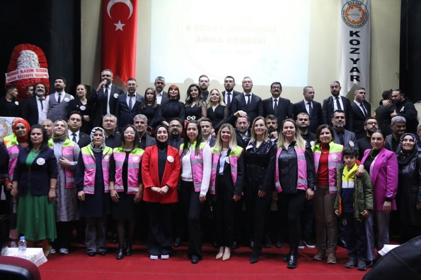 KOZYAR Kozan Arama Kurtarma ve İnsani Yardım Derneği tarafından organize edilen konserde, depremde hayatını kaybedenler için