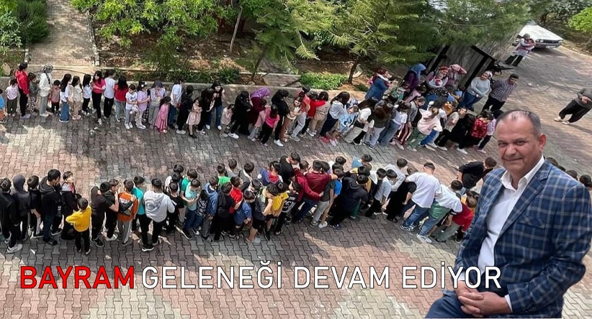 İlçemiz Kozan'da, Yusuf baysal A.Ş. Yönetim Kurulu Üyesi ,İş İnsanı Ali Baysal ve eşi Zeycan Baysal  birlikte çocuklara her bayramda harçlık verme geleneğini devam ettiriyor. Kozan’nın  Ağlıboğaz Mahallesi Güzelevler bölgesinde  çocuklar bu Ramazan Bayramında da  bayram harçlığı almanın sevincini yaşadı. İş insanı Ali Baysal ve eşi Zeycan Baysal , Kozan Ağlıboğaz güzelevler bölgesinde  her bayramda yüzlerce çocuğa harçlık vermeye devam ediyor. Başlattığı gelenek sayesinde mahalle çocukları ile bayramlaşan Baysal çifti, gelen tüm çocuklara harçlık vermekten büyük bir mutluluk yaşadığını dile getiriyor. Bayramda  mahalle çocuklarının ilk durağı İş insanı Ali Baysal’ın evi oldu. Evin önünde uzun kuyruk oluşturan yüzlerce çocuk sıraya girdi ve harçlıklarını aldı.Bayram harçlığını alan çocuklar bu yıl bayram harçlıklarının yükselmesine mutlu olduklarını söyledi. Ali Baysal ile eşi, ”Her bayram çocukları görmekten ve onlarla sohbet etmekten çok büyük bir mutluluk yaşıyoruz. Çocukların sevinci bizi sonsuz mutlu ediyor. Bayrama bir hafta kala çocuklarla aynı heyecanı biz de yaşıyoruz. Bayram zaten çocuklar içindir. Yıllar önce başlattığımız bu geleneği sürdürmek bizim için bir görev oldu. Çocuklar sayesinde bizim de heyecanımız hep taze kalıyor. Biz çocukları çok seviyoruz. Kazancımızın bir bölümünü onlara harçlık olarak vermek, onları mutlu etmek bizi tarifsiz sevindiriyor. Evimize gelen her çocuğa mutlaka bayram harçlığını veriyoruz.” dedi. Ali Baysal, herkesin Allah rızası için çocukları sevindirmesini önererek, şunları ekledi: “Biz aile olarak çocuklarla kaynaştık. Çocuksuz bir dünya düşünemiyorum. Allah canımızı sağ ettiği müddetçe bu gelenek devam edecek. Sayının hiç önemi yok, her yıl artan sayı bize keyif veriyor. Çocukluk anılarında yer almak benim için çok önemli.” Herkesin mübarek Ramazan Bayramını kutluyor hayırlara vesile olmasını temenni ediyorum.” dedi.