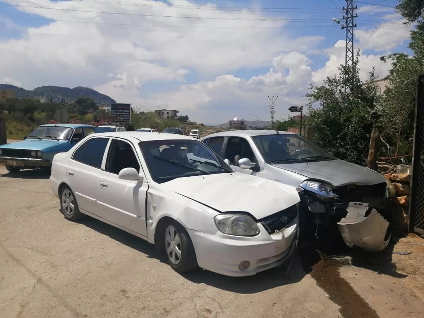 Adana’nın Kozan ilçesinde meydana gelen trafik kazasında iki araç kafa kafaya çarpıştı 3 kişi yaralandı.