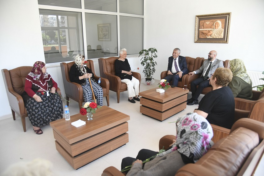 Başkan Zeydan Karalar Huzurevi annelerinin Anneler Günü’nü kutladı