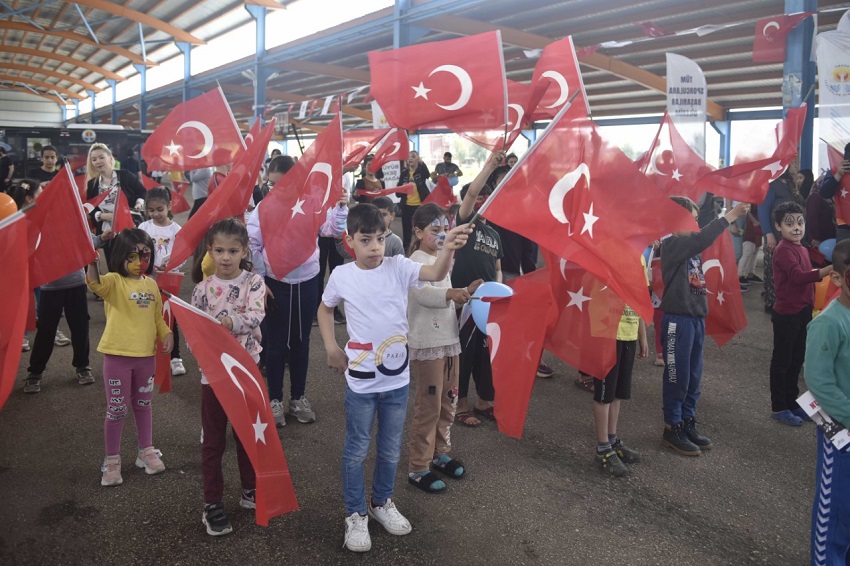Çocuklar hem eğleniyor hem öğreniyor