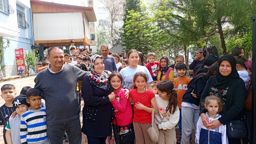 Mahalleye taşındıkları günden beri her bayram çocukları sevindiriyorlar Adana’nın Kozan ilçesinde 20 yıl önce mahalleye gelen Ali Baysal ve eşi Zeycan Baysal her yıl gelenek haline getirdikleri çocuklarla bayramlaşma geleceğinde yüzlerce çocuğun yüzünü güldürdü. Bayramın 2. günü saat iki mahalledeki çocuklarla bayramlaşan aile 600 çocuğa bayram harçlığı vererek sevinçlerine ortak oldu. Adana’nın Kozan ilçesinde Ağlıboğaz mahallesinde yaşayan Baysal ailesi 20 yıl önce taşındıkları mahallede her bayram çocukların yüzünü güldürüyor. Her bayramın ikinci günü saat ikide mahallenin çocukları ile bir araya gelen aile bireyleri mahallede çocukların yüzünü güldürerek bayram sevinçlerine ortak oluyor. Çocuklar bayram harçlığı aldıkları için çok mutlu olduklarını ifade ederek her bayram mahallede harçlık için sıraya girerek bayram coşkusunu yaşadıklarını ifade ettiler. Çocukları sevindiren Ali Baysal, “ Bu yılda bayramda çocuklarımızla bir araya gelmenin sevincini yaşadık. Yaklaşık 600 çocuğumuza harçlıklarını verdik ve bayramların gelenekler içinde yaşıyoruz. Bu gelenek büyümeli herkes oturduğu mahallesinde apartmanında ilçemizde imkanı olan yapmalı bence” diye konuştu. Eşi Zeycan Baysal ise çok mutlu olduklarını ifade ederek “ 20 yıl önce bu mahalle taşındığımız günden beri her bayram bu geleneği sürdürüyoruz. Çocuklarımız mutlu oldukça bizde mutlu oluyoruz. Onların gözlerinde ışığı görmek bizleri de mutlu ediyor” diye konuştu. Gelenek devam ediyor çocuklar mutlu oluyor Çocuklar harçlıklarını aldıktan 200 TL harçlık aldıklarını ifade ederek çok sevindik çok mutlu olduk. İnanamadık sahtemi diye de baktık çok mutluyuz” dedi.