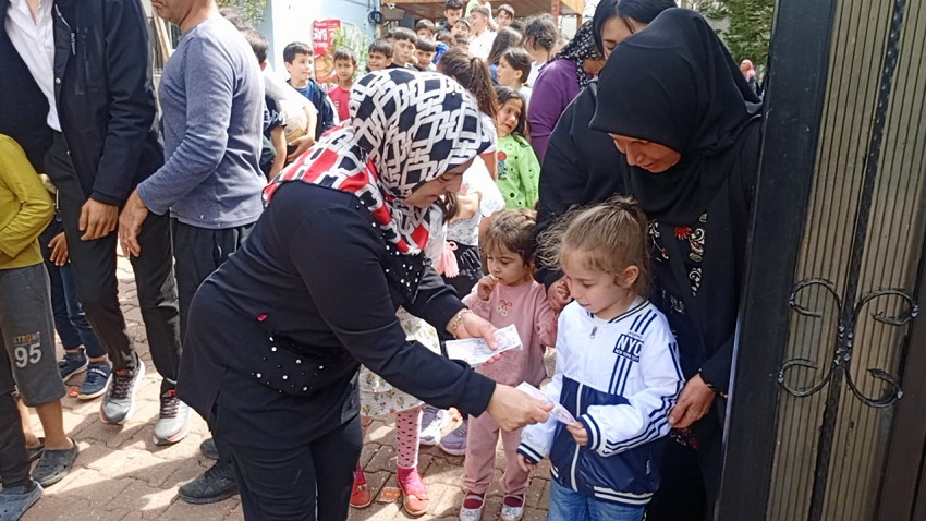Gelenek devam ediyor çocuklar mutlu oluyor