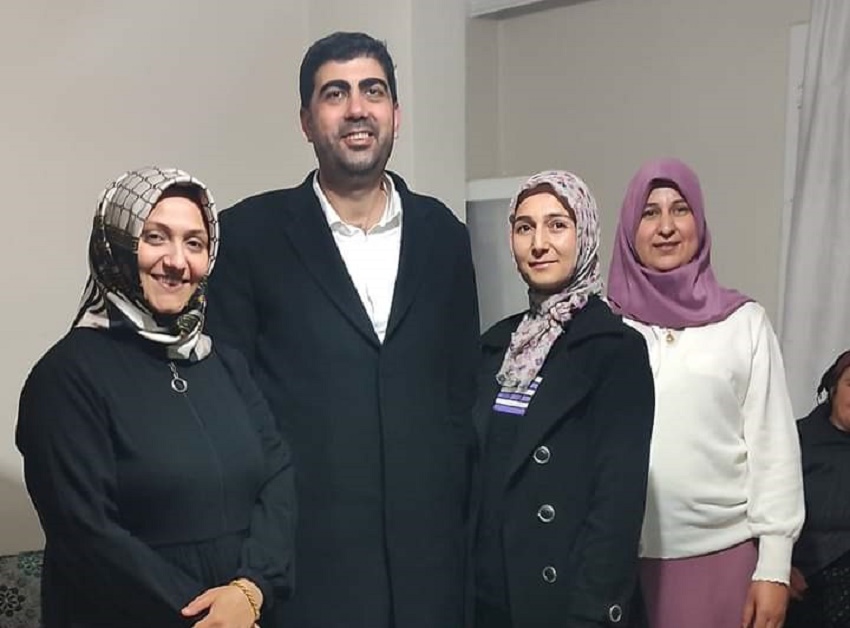 uyor. Bir araya geldiği vatandaşlarların taleplerinide de not alan Topal projelerini hayata geçirirken esnaf ve vatandaşların görüşlerini dikkate alacaklarını dile getirdi.
“MİLLETİMİZLE SAĞLAM BİR BAĞ KURDUK”
Saha programları sırasında halkın yakın ilgisi ile karşılaşan ve büyük moral bulan Kozan Belediye Başkan adayı Gürdal Topal , ilçeleri için yeni bir yolculuk heyecanı içinde olduklarını dile getirdi. Topal; “Yapmak istediklerimizi hayata geçirmek adına heyecanımız ve motivasyonumuz üst düzeyde. Biz milletimizle kurduğumuz bağ ve oluşturduğumuz güçlü birliktelikle yola çıktık” dedi.