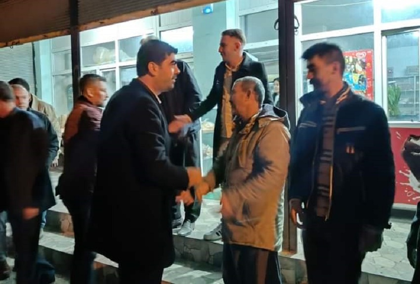 uyor. Bir araya geldiği vatandaşlarların taleplerinide de not alan Topal projelerini hayata geçirirken esnaf ve vatandaşların görüşlerini dikkate alacaklarını dile getirdi.
“MİLLETİMİZLE SAĞLAM BİR BAĞ KURDUK”
Saha programları sırasında halkın yakın ilgisi ile karşılaşan ve büyük moral bulan Kozan Belediye Başkan adayı Gürdal Topal , ilçeleri için yeni bir yolculuk heyecanı içinde olduklarını dile getirdi. Topal; “Yapmak istediklerimizi hayata geçirmek adına heyecanımız ve motivasyonumuz üst düzeyde. Biz milletimizle kurduğumuz bağ ve oluşturduğumuz güçlü birliktelikle yola çıktık” dedi.