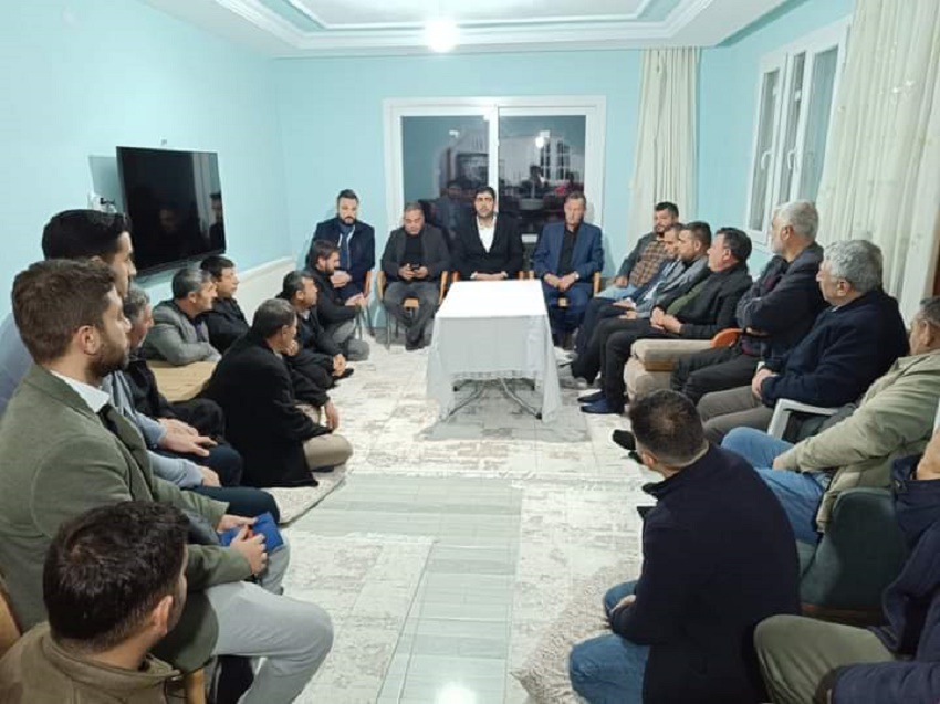 uyor. Bir araya geldiği vatandaşlarların taleplerinide de not alan Topal projelerini hayata geçirirken esnaf ve vatandaşların görüşlerini dikkate alacaklarını dile getirdi.
“MİLLETİMİZLE SAĞLAM BİR BAĞ KURDUK”
Saha programları sırasında halkın yakın ilgisi ile karşılaşan ve büyük moral bulan Kozan Belediye Başkan adayı Gürdal Topal , ilçeleri için yeni bir yolculuk heyecanı içinde olduklarını dile getirdi. Topal; “Yapmak istediklerimizi hayata geçirmek adına heyecanımız ve motivasyonumuz üst düzeyde. Biz milletimizle kurduğumuz bağ ve oluşturduğumuz güçlü birliktelikle yola çıktık” dedi.