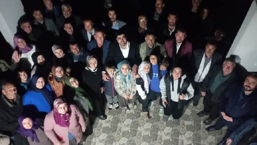 uyor. Bir araya geldiği vatandaşlarların taleplerinide de not alan Topal projelerini hayata geçirirken esnaf ve vatandaşların görüşlerini dikkate alacaklarını dile getirdi.
“MİLLETİMİZLE SAĞLAM BİR BAĞ KURDUK”
Saha programları sırasında halkın yakın ilgisi ile karşılaşan ve büyük moral bulan Kozan Belediye Başkan adayı Gürdal Topal , ilçeleri için yeni bir yolculuk heyecanı içinde olduklarını dile getirdi. Topal; “Yapmak istediklerimizi hayata geçirmek adına heyecanımız ve motivasyonumuz üst düzeyde. Biz milletimizle kurduğumuz bağ ve oluşturduğumuz güçlü birliktelikle yola çıktık” dedi.