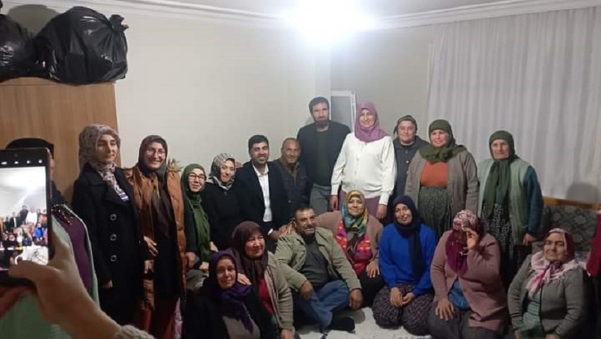 uyor. Bir araya geldiği vatandaşlarların taleplerinide de not alan Topal projelerini hayata geçirirken esnaf ve vatandaşların görüşlerini dikkate alacaklarını dile getirdi. “MİLLETİMİZLE SAĞLAM BİR BAĞ KURDUK” Saha programları sırasında halkın yakın ilgisi ile karşılaşan ve büyük moral bulan Kozan Belediye Başkan adayı Gürdal Topal , ilçeleri için yeni bir yolculuk heyecanı içinde olduklarını dile getirdi. Topal; “Yapmak istediklerimizi hayata geçirmek adına heyecanımız ve motivasyonumuz üst düzeyde. Biz milletimizle kurduğumuz bağ ve oluşturduğumuz güçlü birliktelikle yola çıktık” dedi.