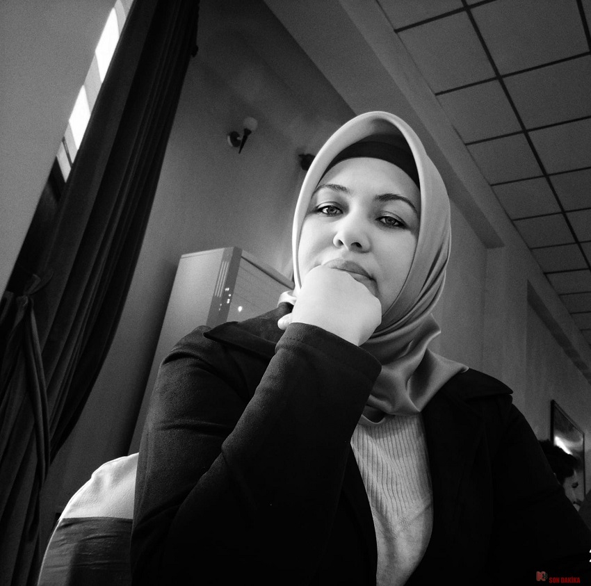 Bir çocuk var içimde bir yerde... İşte şurada, kıyıda köşede! Öylece oturuyor korkudan büzüşmüşçesine. Hemen de inanıyor devlere, perilere delicesine... Çocuk işte!           Bir çocuk geziniyor zihnimin ıssız koridorlarında... Bak kayboldu yine kaşla göz arasında. Şimdi onu arıyorum yüreğim ağzımda. Hey, çocuk saklanmasana!.. Elma dersem çık ama!.. Elmaaa... Hah, buldum işte seni! Söbe, söbe... Ah çocuk sen ne güzelmişsin bu harabe içinde, yanakların pespembe! Düşüverdim gözlerindeki masumiyete, sevgiye. Gülümsedi çocuk sözlerime, gözlerimin içine.  Ve ömrün kırkıncı sokağında, elimizde elma şekeri, yürüdük onunla aheste aheste. Kırlara indik. Yaslandık kocaman bir çınara; o da sarmaladı, sevdi bizi... Ve çınarın mavi dalları arasında buluttan bir trene bindik. Ah çocuk, nereden çıktı şimdi tüm bunlar? Yaşamayı bıraktın sen avucuma. Gülümsemeyi, sevmeyi ektin ruhuma.             Bir çocuk sarılıyor boynuma...Yapma zaman, n'olur, sırası mı şimdi? Bırak kolumdan çekiştirmeyi boyuna... Bırak beni bu çınarın altında bu çocukla ya da çocuk da gelsin yanımda... Olmadı, bir türlü ikna edemedim ki zamanı. Aldı götürdü yaşımı mevsim atının arkasına atıp.             Bir çocuk kaçıyor yaşımdan uzaklara... Dur, kaçma! Çok hızlı koşuyorsun, yetişemem ki sana. Hey dursana, bekle beni! Bitirmedim ki daha sözümü! Hay Allah küstü, çocuk işte! Gitti avuçlarımın arasından, aklımı ve ruhumu ona bıraktığımdan haberdar olmadan...             Bir çocuk ağlıyormuş kalbimin en şımarık kıvrımında. Ağlama çocuk... Anla, taşıyamazmışım ki seni hep yanı başımda, her yaşımda! Sonra ne derler hakkımda. Ama söz, kalbin her başına buyruk kasılmasında sana ninniler söyleyeceğim.             Bir çocuk koşuyor şimdi gönlümün bahçesinde. Bir ateş böceğinin peşinde... Saçları uçuşuyor güneşin renginde.             Ah çocuk, hiç büyüme emi! Hep seyredeyim seni ilerleyen yaşımın penceresinde. Cennet kokuyorsun. Kal böyle içimde bir yerde. Özlüyorum seni bugünlerde. Kimse yokken görünürlerde... Buluşalım emi çınarımızın gölgesinde. Kalbim baksana en önde, olmuş yine sergerde.