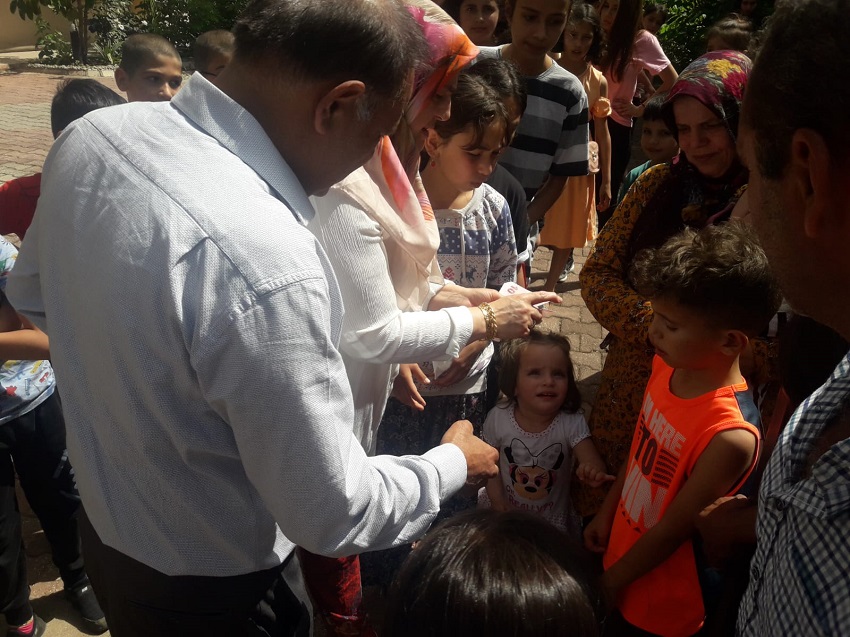 Gelenek Devam Ediyor,Çocuklar Harçlığını Alıyor