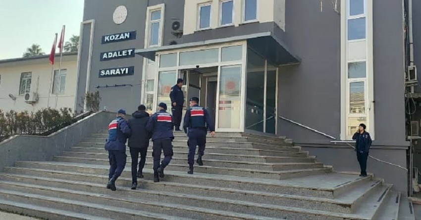 Adana’nın Kozan ilçesinde “Hırsızlık, yağma ve kişiyi hürriyetinden yoksun kılma” suçlarından aranan firari şahıs Jandarma ekiplerinin başarılı çalışması ile yakalandı. Kozan’da Yeniköy mahallesinde 4 Şubat tarihinde Jandarma ekiplerinin takibi ile “Hırsızlık, Yağma ve Kişiyi hürriyetinden yoksun kılma” suçlarından 14 yıl, 9 ay, 15 gün kesinleşmiş hapis cezası ile arama kaydı bulunan O. K isimli şahıs yakalandı. Jandarma ekipleri tarafından gözaltına alınan şüphelinin üzerinde 1 adet ruhsatsız tabanca, tabancaya ait 8 adet fişek ve 5 gram kubar esrar ele geçirildiği öğrenildi. Jandarma’daki işlemlerinin ardından Kozan adliyesine getirilen şüpheli O.K tutuklandı.