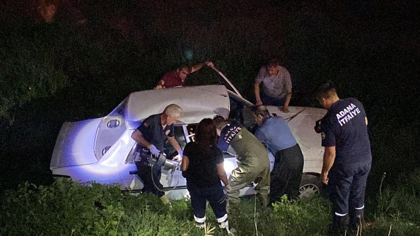 Otomobil Dereye Uçtu 1'i Ağır 2 Kişi Yaralandı