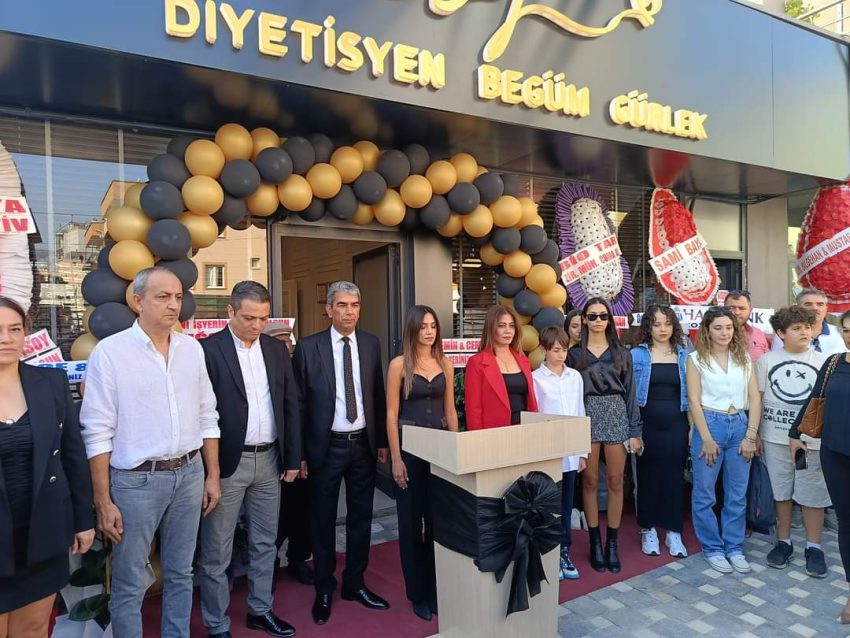 Begüm Gürlek Diyetisyenlik ve Danışmanlık Ofisi Açıldı Diyetisyen Begüm Gürlek’in ofisi düzenlenen bir açılış töreniyle hizmete girdi. Açılışa Kozan Devlet Hastanesi Başhekimi Ahmet Çağlar Bozkurt, hastanede görev yapan doktorlar ve çok sayıda vatandaş katıldı. Bahçeşehir Üniversitesi 2023 mezunu olan Gürlek, Andıl Caddesi, Total Petrol yanında yer alan ofisinde danışanlarını kabul etmeye başladı. Kadıoğlu Komisyon Evi sahibi İsmail Gürlek’in kızı olan Begüm Gürlek, alanında uzman bir diyetisyen olarak hizmet verecek. Açılışta, katılımcılar diyet ve sağlıklı yaşam üzerine bilgi alırken, Gürlek’in bu alanda Kozan’a değer katacağı vurgulandı. Yeni ofisiyle Kozan halkına hizmet sunacak olan Diyetisyen Begüm Gürlek’e çalışmalarında başarılar dileriz.
