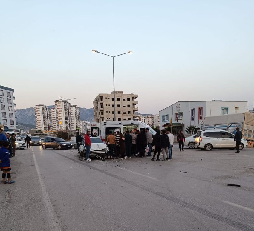 Üniversite Kavşağında Kaza Anı Kameraya Yansıdı 2 kişi Yaralandı.  