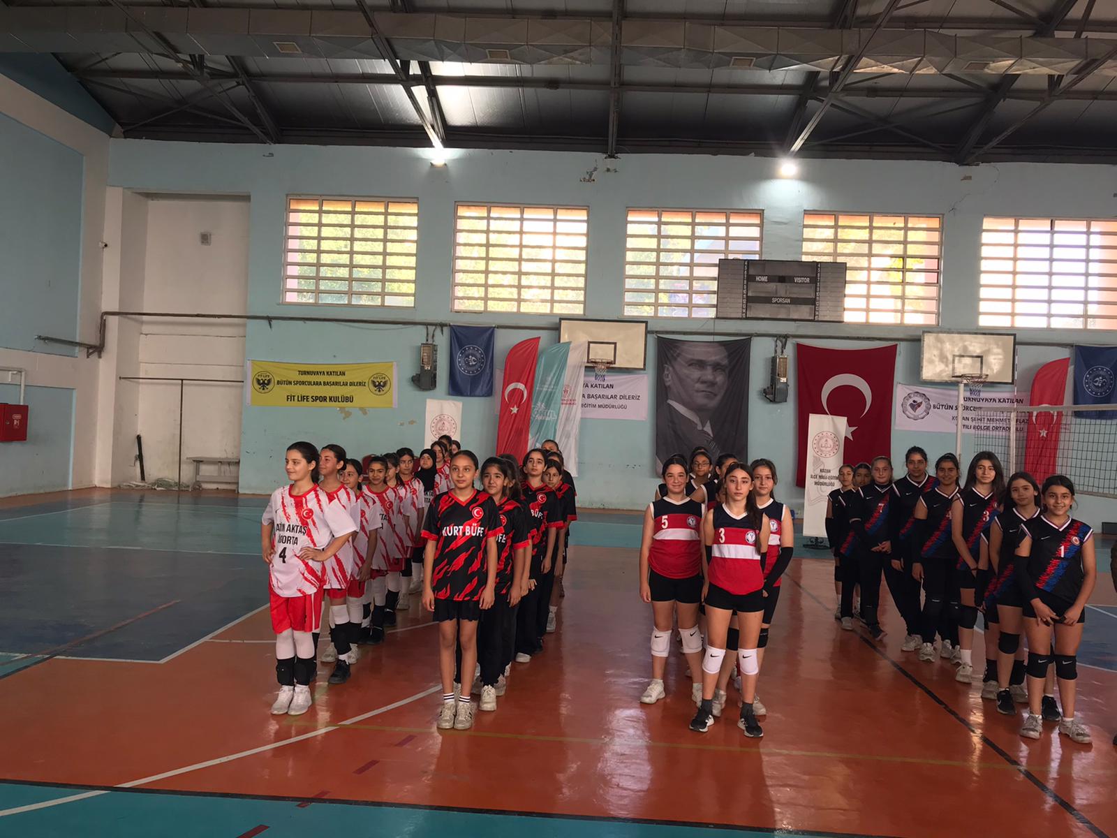 Kozan’da Küçük Kızlar Voleybol Müsabakaları Tamamlandı Kozan’da düzenlenen Küçük Kızlar Voleybol Müsabakaları, büyük bir heyecanla sona erdi. İlçede 9 okuldan 80 küçük voleybolcunun bir hafta boyunca kıyasıya mücadele ettiği turnuva, Şehit Mehmet Oflaz Yatılı Bölge Ortaokulu ev sahipliğinde gerçekleştirildi. Turnuvanın final maçında Lütfiye Ali Şadi Çelik Ortaokulu ile İsmet İnönü Ortaokulu karşı karşıya geldi. Büyük çekişmeye sahne olan final müsabakası, sporcu öğrencilerin azmi ve centilmence mücadelesiyle izleyenlerden tam not aldı. Müsabakaları yerinde takip eden İlçe Milli Eğitim Şube Müdürü Sn. Osman Bayer ile İlçe Kredi Yurtlar Müdürü Sn. Hidayet Akçalı, okul idarecileriyle birlikte final karşılaşmasının ardından düzenlenen ödül töreninde dereceye giren okullara kupalarını ve ödüllerini takdim etti. Turnuva sonunda dereceye giren okullar şu şekilde sıralandı:   Lütfiye Ali Şadi Çelik Ortaokulu   İsmet İnönü Ortaokulu   Şehit Öğretmen Lütfi Ölmez Ortaokulu   Akdam Ortaokulu İlçe Milli Eğitim Müdürlüğü ile İlçe Gençlik ve Spor Müdürlüğü iş birliğinde organize edilen turnuvada mücadele eden tüm öğrencilere spor hayatlarında başarılar dilendi. @tcmeb @adanavaliligi @mnurettin56 @celikozgur01