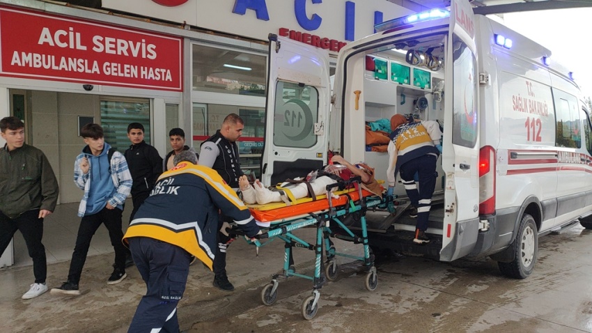 İki Araç Kafa Kafaya Çarpıştı :1 Ağır 4 Yaralı