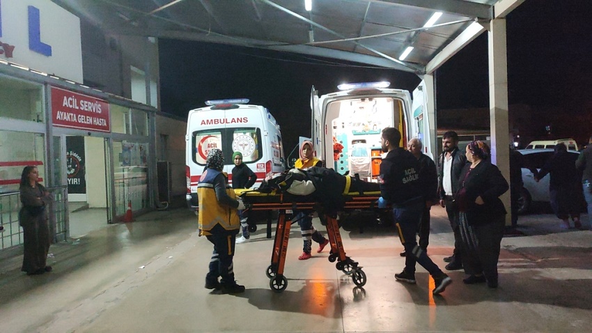 OZAN'DA ARAÇ 15 METRELİK UÇURUMA YUVARLANDI 4 KİŞİ YARALANDI