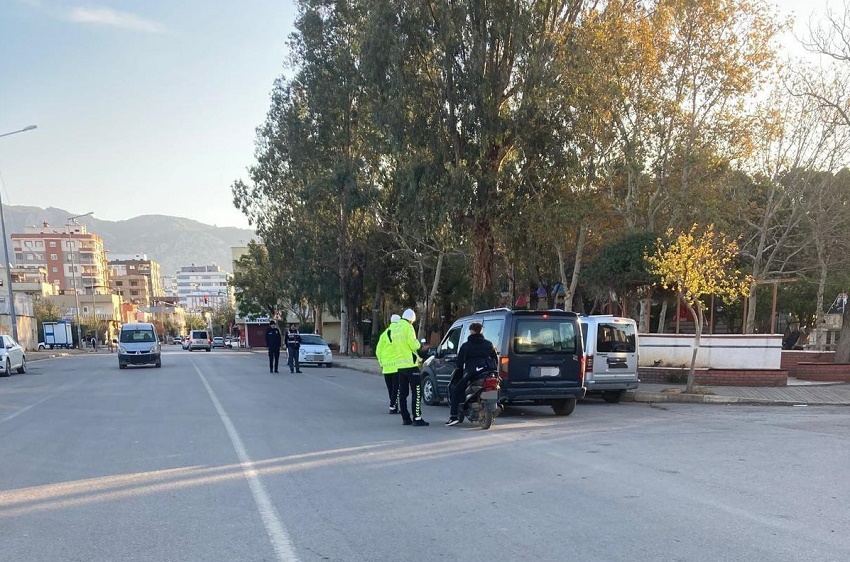 İlçemiz Kozan'da Hafta boyunca Kozan'a Güven Uygulamaları kapsamında yapılan Şok Uygulamalarda, 31 noktada toplam 279 emniyet personeli ile denetimler gerçekleştirilmiştir.