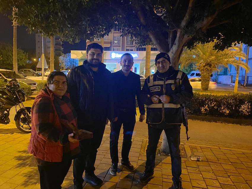 İlçemiz Kozan'da Kozan Ak Gençlik polis ekiplerine yeni yılda başarılar dileyerek baklava ikram etti