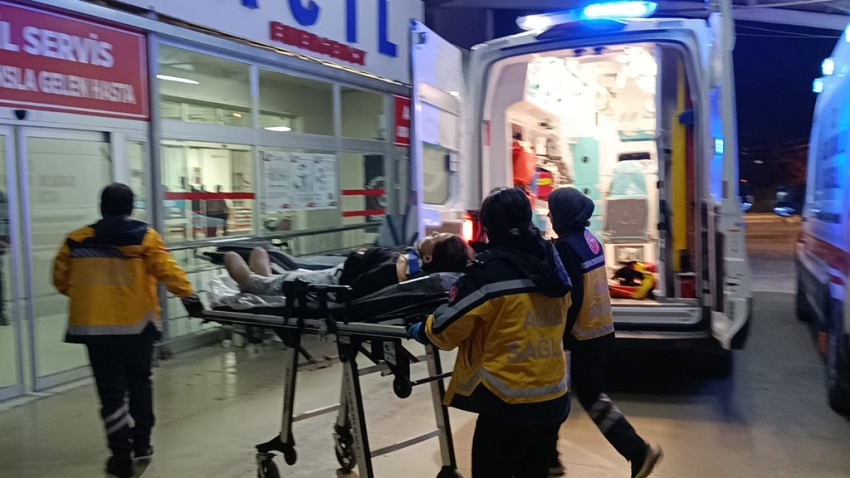 İlçemiz Kozan’da meydana gelen trafik kazasında 2 kişi yaralandı. Kaza Kozan Feke karayolu Durmuşlu mahallesi Kozan Baraj köprüsü üzerinde 22.45 saatlerinde meydana geldi. İddiaya göre Kozan istikametinden Feke istikametine seyir halinde olan yönetimindeki Meryem E. (41) yönetimindeki 33 NOG 16 plakalı otomobil ile karşı yönden gelen Mert Can K. yönetimindeki 34 BYY 498 plakalı otomobil çarpıştı. Çarpışmanın etkisiyle araç sürücüsü Meryem E. Ve diğer araçta yolcu olarak bulunan Okan O.(31) yaralandı. Olay yerine cankur, sağlık ve jandarma ekipleri sevk edildi. Yaralılara ilk müdahale sağlık ekipleri tarafından yapılırken yaralılar ambulanslarla Kozan Devlet Hastanesinesi’ne kaldırılarak tedavi altına alındı meydana gelen trafik kazası ile ilgili çalışma başlatıldı. İlçemiz Kozan'da meydana gelen trafik kazasında 2 kişi yaralandıİlçemiz Kozan'da meydana gelen trafik kazasında 2 kişi yaralandıİlçemiz Kozan'da meydana gelen trafik kazasında 2 kişi yaralandı