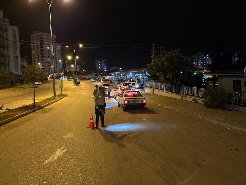 Kozan ilçe emniyet müdürlüğünün Haftalık Basın Duyurusu 07 Eylül 2024- 14 Ekim 2024 tarihleri arasında ilçemizde yapılan çalışmalarda; Hafta boyunca Kozan'a Güven Uygulamaları kapsamında yapılan; Şok Uygulamalarda, 29 noktada toplam 158 emniyet personeli ile denetimler gerçekleştirilmiştir. ◾️3 adet ruhsatsız tabanca,2 adet ruhsatsız av tüfeği ve 20 adet fişek ele geçirilmiştir. ◾16 adet araca modifiyeden işlem yapılmıştır. 58 motosiklet sürücüsüne çeşitli maddelerden idari para cezası uygulanmıştır. ◾20 Araç, 5 motosiklet trafikten men edilmiştir. ◾31.42 gram ve 3 adet uyuşturucu/uyarıcı maddesi ele geçirilmiştir. ◾️Uyuşturucu Satıcısı 4 şahıs, ◾Silahla Kasten Yaralama ve Tehdit olayından 2 şahıs, ◾Çeşitli suçlardan kesinleşmiş cezaları bulunan 5 şahıs, ◾Basına yansıyan iki farklı evden hırsızlık olayının şüphelisi 2 şahıs yapılan çalışmalar sonucu yakalanarak sevk edildikleri mahkemece tutuklanmıştır denildi .