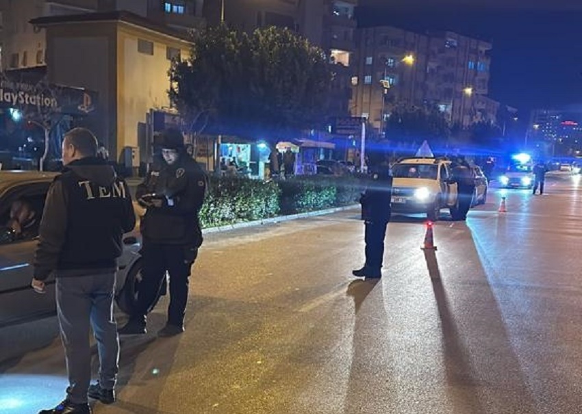 KOZAN İLÇE EMNİYET MÜDÜRLÜĞÜNDEN GÜVEN UYGULAMALARI DEVAM EDİYOR Haftalık Basın Duyurusunda 25 Aralık 2023-02 Ocak 2024 tarihleri arasında ilçemizde yapılan çalışmalarda; Hafta boyunca Kozan'a Güven Uygulamaları kapsamında yapılan; Şok Uygulamalarda, 28 noktada toplam 231 emniyet personeli ile denetimler gerçekleştirilmiştir. Yılbaşı tedbirlerinde 158 emniyet personeli ile denetimler gerçekleştirilmiştir. ◾1 adet ruhsatsız tabanca, 3 adet ruhsatsız av tüfeği,3 adet fişek ele geçirilmiştir. ◾4 araca modifiyeden işlem yapılmıştır. 15 motosiklet sürücüsüne çeşitli maddelerden idari para cezası uygulanmıştır. ◾8 Araç, 2 motosiklet trafikten men edilmiştir. ◾ Kesinleşmiş hapis cezası bulunan 4 şahıs yakalanarak tutuklanmıştır. ◾83.66 gram ve 1177 tablet muhtelif uyuşturucu/uyarıcı madde ele geçirilmiştir. ◾ -Uyuşturucu Satıcısı 3 şahıs, -Kasten Yaralama ve Yağma suçundan 1 şahıs, -Cezaevi Firarisi olan ve Birden Fazla Kişi Tarafından Gece Vakti Silahla Yagma suçundan 16 yıl 5 ay 6 gün kesinleşmiş cezası bulunan 1 şahıs; yakalanarak sevk edildikleri mahkemece tutuklanmıştır denildi. Teşekkurler KOZAN EMNİYET MÜDÜRLÜĞÜ BAŞARILAR DİLİYORUZ