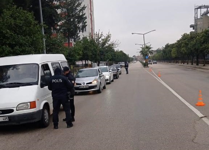 Haftalık Yapmış Olduğu Çalısmalar Devam Ediyor .04 Aralık-11 Aralık 2023 tarihleri arasında ilçemizde yapılan çalışmalarda; Hafta boyunca Kozan'a Güven Uygulamaları kapsamında yapılan; Şok Uygulamalarda, 34 noktada toplam 274 emniyet personeli ile denetimler gerçekleştirilmiştir. ◾3 adet ruhsatsız av tüfeği geçirilmiştir. ◾4 araca modifiyeden işlem yapılmıştır. 20 motosiklet sürücüsüne çeşitli maddelerden idari para cezası uygulanmıştır. ◾9 Araç, 4 motosiklet trafikten men edilmiştir. ◾ Kesinleşmiş hapis cezası bulunan 5 şahıs yakalanarak tutuklanmış, 5 şahıs devam eden dosya kapsamında hakkında işlem yapılarak tutuklanmıştır. ◾ 180.17 gram ve 2 tablet muhtelif uyuşturucu/uyarıcı madde ele geçirilmiştir. ◾ Hırsızlık suçundan hakkında yakalama kararı bulunan 1 şahıs, yakalanarak tutuklanmıştır. ◾ Uyuşturucu satıcısı 1 şahıs yakalanmış olup, işlemlerinin ardından adli mercilere sevk edilecektir Denildi.