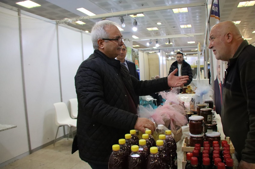 Adanalılar Derneği tarafından Ankara'da düzenlenen 2. Adana Gastronomi ve Kültür Günleri etkinliği, 21-24 Aralık tarihleri arasında gerçekleştiriliyor. Etkinliğin açılışına, Kozan Belediye Başkanı Kazım Özgan, Kozan Ticaret Odası Başkanı Mustafa Kandemir ve yönetim kurulu üyeleri katıldı.

Kozan Belediyesi, etkinlikte yöresel ürünlerini tanıtmak ve tanıtımını yapmak için bir stant açtı. Stant, ziyaretçiler tarafından yoğun ilgi gördü. İlk gün yüzlerce kişi, Kozan Belediyesi standını ziyaret etti ve yöresel ürünleri inceledi.

Kozan Belediye Başkanı Kazım Özgan, etkinliğe ilişkin yaptığı açıklamada, "Adana'mızın zengin mutfağını ve kültürünü Ankara'da tanıtmak için buradayız. Kozan'ın eşsiz lezzetlerini buradaki hemşehrilerimizle buluşturmak bizim için büyük bir mutluluk. Standımız, ziyaretçilerden büyük ilgi görüyor. Bu ilgiden dolayı çok memnunuz" dedi.

Özgan, Kozan'ın yöresel ürünlerinin çok değerli olduğunu belirterek, "Kozan, zengin bir mutfağa ve kültüre sahip. Yöresel ürünlerimiz, hem lezzetli hem de sağlıklı. Bu ürünleri daha fazla kişiye tanıtmak için çalışmalarımızı sürdüreceğiz" ifadelerini kullandı.