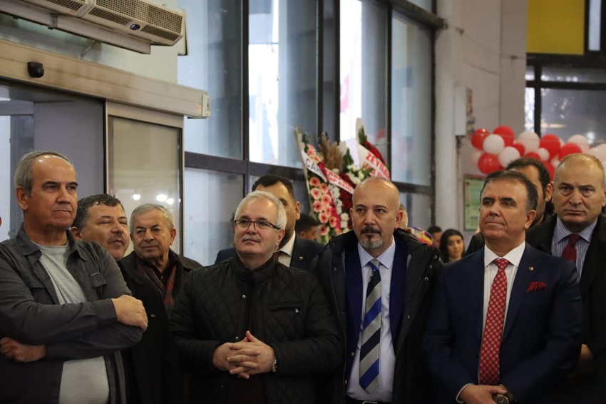 Adanalılar Derneği tarafından Ankara'da düzenlenen 2. Adana Gastronomi ve Kültür Günleri etkinliği, 21-24 Aralık tarihleri arasında gerçekleştiriliyor. Etkinliğin açılışına, Kozan Belediye Başkanı Kazım Özgan, Kozan Ticaret Odası Başkanı Mustafa Kandemir ve yönetim kurulu üyeleri katıldı. Kozan Belediyesi, etkinlikte yöresel ürünlerini tanıtmak ve tanıtımını yapmak için bir stant açtı. Stant, ziyaretçiler tarafından yoğun ilgi gördü. İlk gün yüzlerce kişi, Kozan Belediyesi standını ziyaret etti ve yöresel ürünleri inceledi. Kozan Belediye Başkanı Kazım Özgan, etkinliğe ilişkin yaptığı açıklamada, "Adana'mızın zengin mutfağını ve kültürünü Ankara'da tanıtmak için buradayız. Kozan'ın eşsiz lezzetlerini buradaki hemşehrilerimizle buluşturmak bizim için büyük bir mutluluk. Standımız, ziyaretçilerden büyük ilgi görüyor. Bu ilgiden dolayı çok memnunuz" dedi. Özgan, Kozan'ın yöresel ürünlerinin çok değerli olduğunu belirterek, "Kozan, zengin bir mutfağa ve kültüre sahip. Yöresel ürünlerimiz, hem lezzetli hem de sağlıklı. Bu ürünleri daha fazla kişiye tanıtmak için çalışmalarımızı sürdüreceğiz" ifadelerini kullandı.