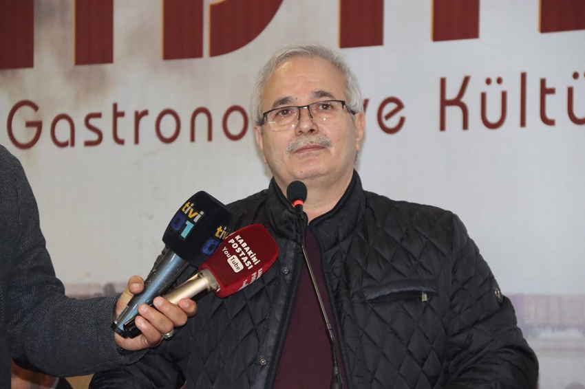 Adanalılar Derneği tarafından Ankara'da düzenlenen 2. Adana Gastronomi ve Kültür Günleri etkinliği, 21-24 Aralık tarihleri arasında gerçekleştiriliyor. Etkinliğin açılışına, Kozan Belediye Başkanı Kazım Özgan, Kozan Ticaret Odası Başkanı Mustafa Kandemir ve yönetim kurulu üyeleri katıldı.

Kozan Belediyesi, etkinlikte yöresel ürünlerini tanıtmak ve tanıtımını yapmak için bir stant açtı. Stant, ziyaretçiler tarafından yoğun ilgi gördü. İlk gün yüzlerce kişi, Kozan Belediyesi standını ziyaret etti ve yöresel ürünleri inceledi.

Kozan Belediye Başkanı Kazım Özgan, etkinliğe ilişkin yaptığı açıklamada, "Adana'mızın zengin mutfağını ve kültürünü Ankara'da tanıtmak için buradayız. Kozan'ın eşsiz lezzetlerini buradaki hemşehrilerimizle buluşturmak bizim için büyük bir mutluluk. Standımız, ziyaretçilerden büyük ilgi görüyor. Bu ilgiden dolayı çok memnunuz" dedi.

Özgan, Kozan'ın yöresel ürünlerinin çok değerli olduğunu belirterek, "Kozan, zengin bir mutfağa ve kültüre sahip. Yöresel ürünlerimiz, hem lezzetli hem de sağlıklı. Bu ürünleri daha fazla kişiye tanıtmak için çalışmalarımızı sürdüreceğiz" ifadelerini kullandı.