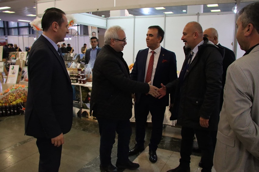 Adanalılar Derneği tarafından Ankara'da düzenlenen 2. Adana Gastronomi ve Kültür Günleri etkinliği, 21-24 Aralık tarihleri arasında gerçekleştiriliyor. Etkinliğin açılışına, Kozan Belediye Başkanı Kazım Özgan, Kozan Ticaret Odası Başkanı Mustafa Kandemir ve yönetim kurulu üyeleri katıldı.

Kozan Belediyesi, etkinlikte yöresel ürünlerini tanıtmak ve tanıtımını yapmak için bir stant açtı. Stant, ziyaretçiler tarafından yoğun ilgi gördü. İlk gün yüzlerce kişi, Kozan Belediyesi standını ziyaret etti ve yöresel ürünleri inceledi.

Kozan Belediye Başkanı Kazım Özgan, etkinliğe ilişkin yaptığı açıklamada, "Adana'mızın zengin mutfağını ve kültürünü Ankara'da tanıtmak için buradayız. Kozan'ın eşsiz lezzetlerini buradaki hemşehrilerimizle buluşturmak bizim için büyük bir mutluluk. Standımız, ziyaretçilerden büyük ilgi görüyor. Bu ilgiden dolayı çok memnunuz" dedi.

Özgan, Kozan'ın yöresel ürünlerinin çok değerli olduğunu belirterek, "Kozan, zengin bir mutfağa ve kültüre sahip. Yöresel ürünlerimiz, hem lezzetli hem de sağlıklı. Bu ürünleri daha fazla kişiye tanıtmak için çalışmalarımızı sürdüreceğiz" ifadelerini kullandı.