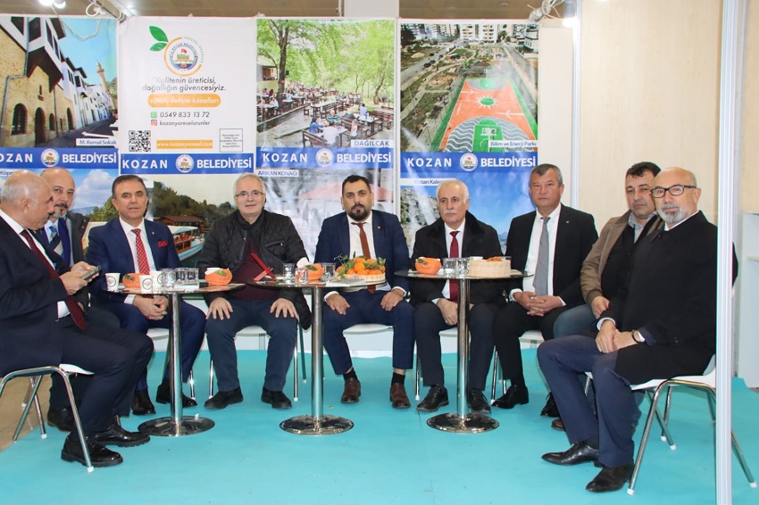 Adanalılar Derneği tarafından Ankara'da düzenlenen 2. Adana Gastronomi ve Kültür Günleri etkinliği, 21-24 Aralık tarihleri arasında gerçekleştiriliyor. Etkinliğin açılışına, Kozan Belediye Başkanı Kazım Özgan, Kozan Ticaret Odası Başkanı Mustafa Kandemir ve yönetim kurulu üyeleri katıldı.

Kozan Belediyesi, etkinlikte yöresel ürünlerini tanıtmak ve tanıtımını yapmak için bir stant açtı. Stant, ziyaretçiler tarafından yoğun ilgi gördü. İlk gün yüzlerce kişi, Kozan Belediyesi standını ziyaret etti ve yöresel ürünleri inceledi.

Kozan Belediye Başkanı Kazım Özgan, etkinliğe ilişkin yaptığı açıklamada, "Adana'mızın zengin mutfağını ve kültürünü Ankara'da tanıtmak için buradayız. Kozan'ın eşsiz lezzetlerini buradaki hemşehrilerimizle buluşturmak bizim için büyük bir mutluluk. Standımız, ziyaretçilerden büyük ilgi görüyor. Bu ilgiden dolayı çok memnunuz" dedi.

Özgan, Kozan'ın yöresel ürünlerinin çok değerli olduğunu belirterek, "Kozan, zengin bir mutfağa ve kültüre sahip. Yöresel ürünlerimiz, hem lezzetli hem de sağlıklı. Bu ürünleri daha fazla kişiye tanıtmak için çalışmalarımızı sürdüreceğiz" ifadelerini kullandı.
